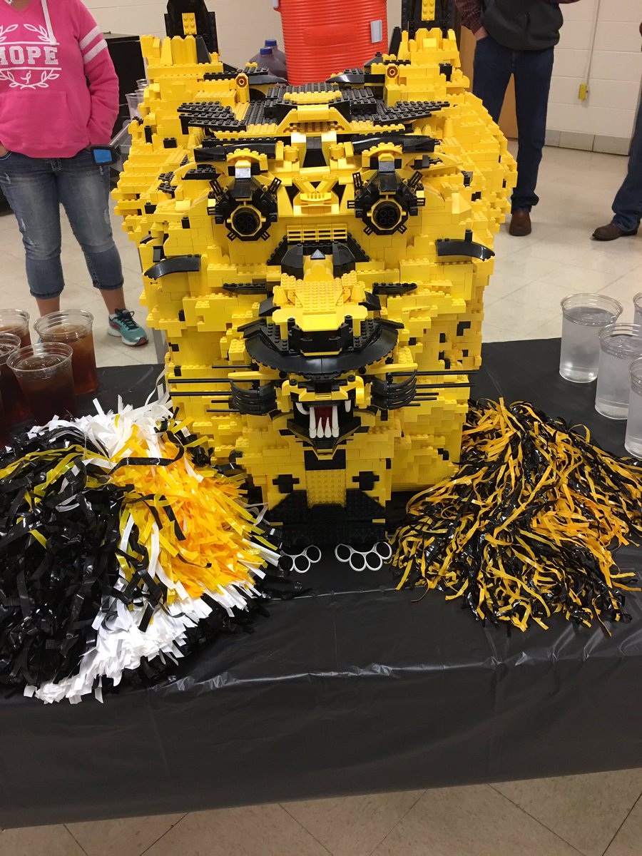 CassvilleSchool's tweet image. Rawr! #funwithlegos