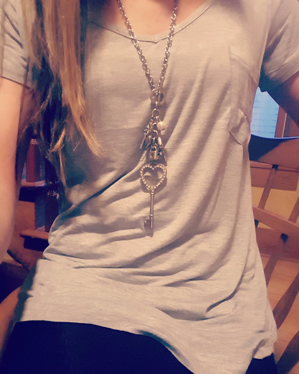 AshleyDarrow1's tweet photo. #Casual outfit of the day.
Loose fitting pocket tee by #leonal
#ootd #fashion #comfycozy #keynecklace https://t.co/6UCB8iQCEU