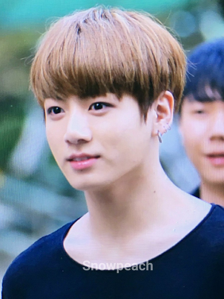 JUNGKOOKcokr's tweet photo. 161014 잘생기고 행복된다.. #정국 @BTS_twt https://t.co/3h26KvQ6Tj