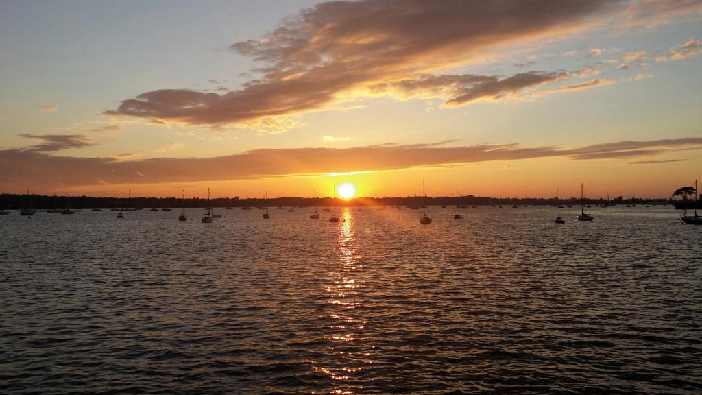 DinaScobbo's tweet photo. @LonnieQuinnTV .  Beautiful sunset on Manhasset Bay in Port Washington, NY https://t.co/lsnTvnhSGt