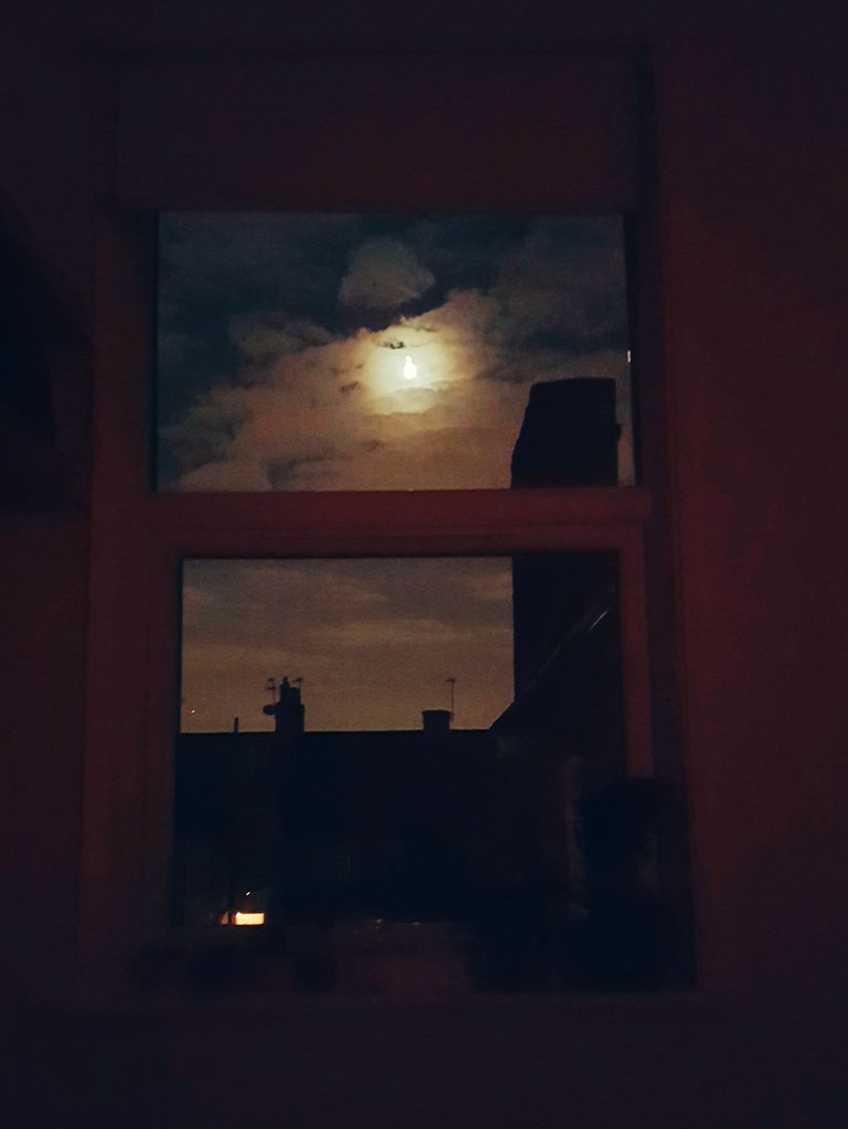 Che ne so, che forse poi la luna di ogni notte é davvero la stessa, e allora non siamo più così lontani.