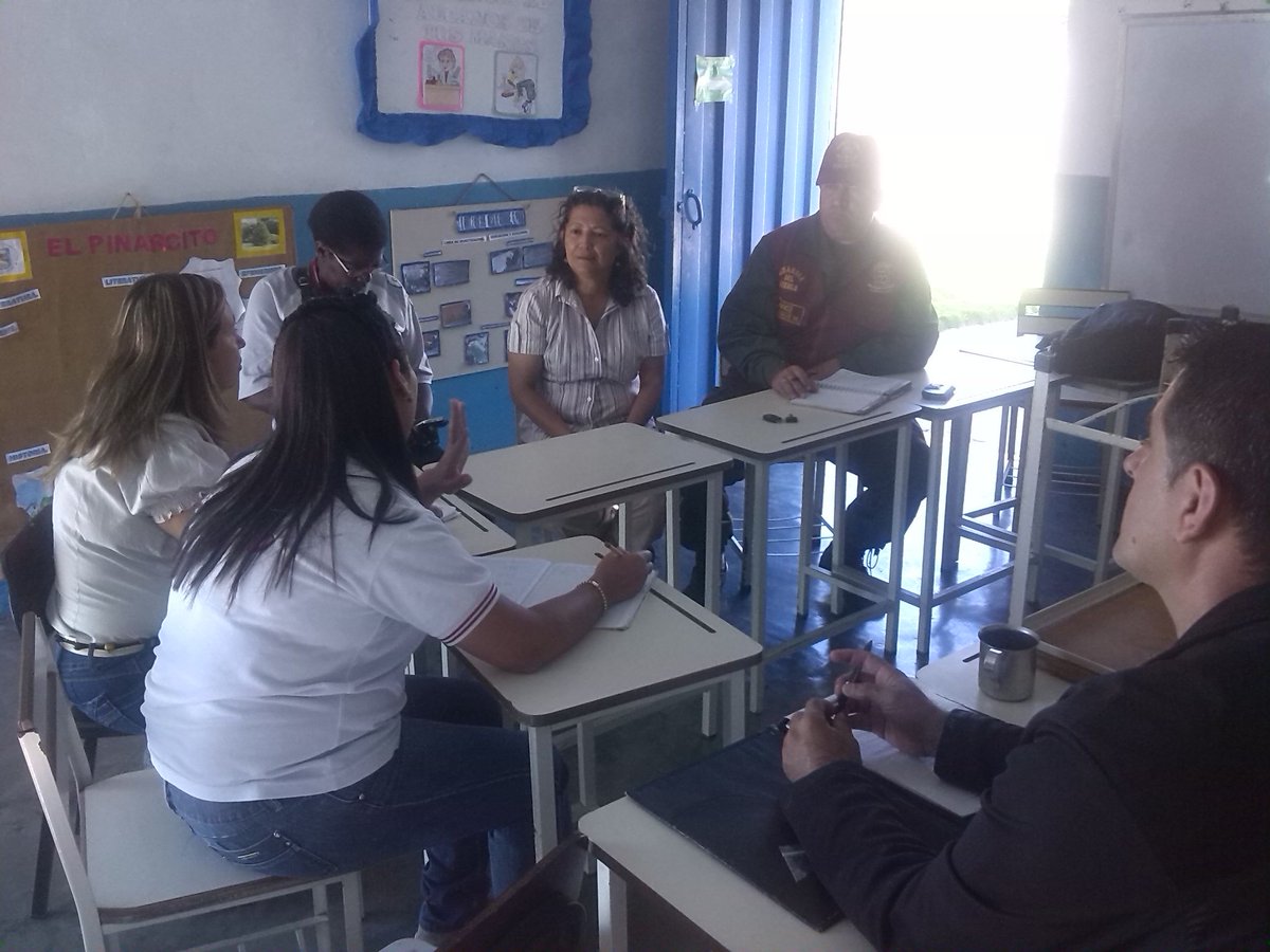 CLIFPNER_599's tweet photo. ESC.BAS.CON. "EL PINAR" Sede NER 599. Reunión CLAP. Dotacion de Uniformes Escolares en la U.E.N. "VENEGARA" NER 599 https://t.co/pjttIlCH9y