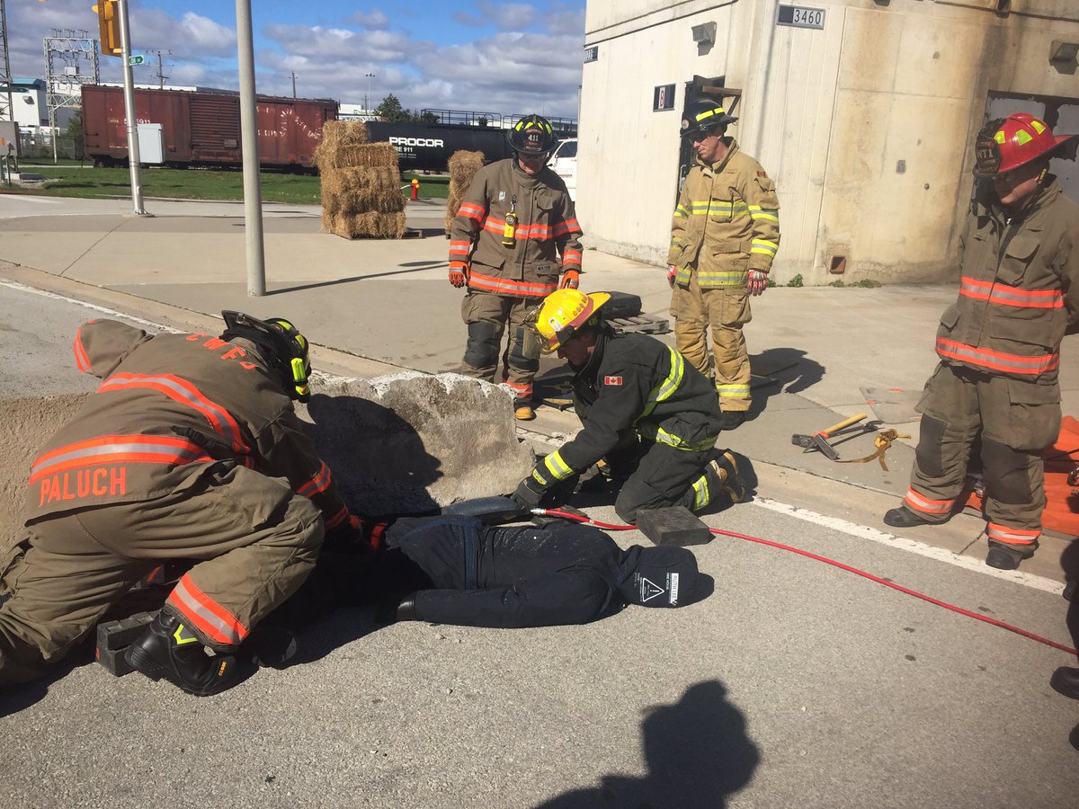 RoreePayment's tweet photo. Lots of fun with @JustinAADavison &amp; @jeff_c77 at the @HolmatroRescue Experience today hosted by @oakvillefire https://t.co/oAkKQoqIaW