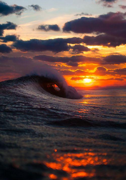 EARTH_PlCTURE's tweet photo. Waves crashing at sunset https://t.co/9sZk8Rzmzc