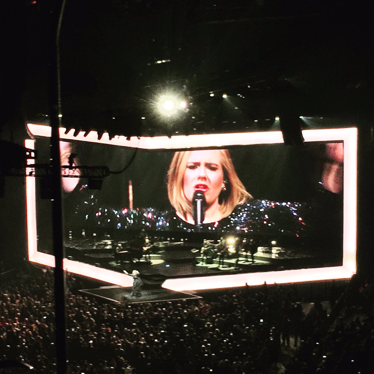 bflosenrab's tweet photo. #AdeleLive2016 #adeleindc #adele https://t.co/NcPNKbIIxw