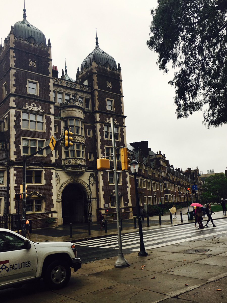 Summit_thegame's tweet photo. Wear the bright #umbrella in the #rain https://t.co/00cjLLQU66