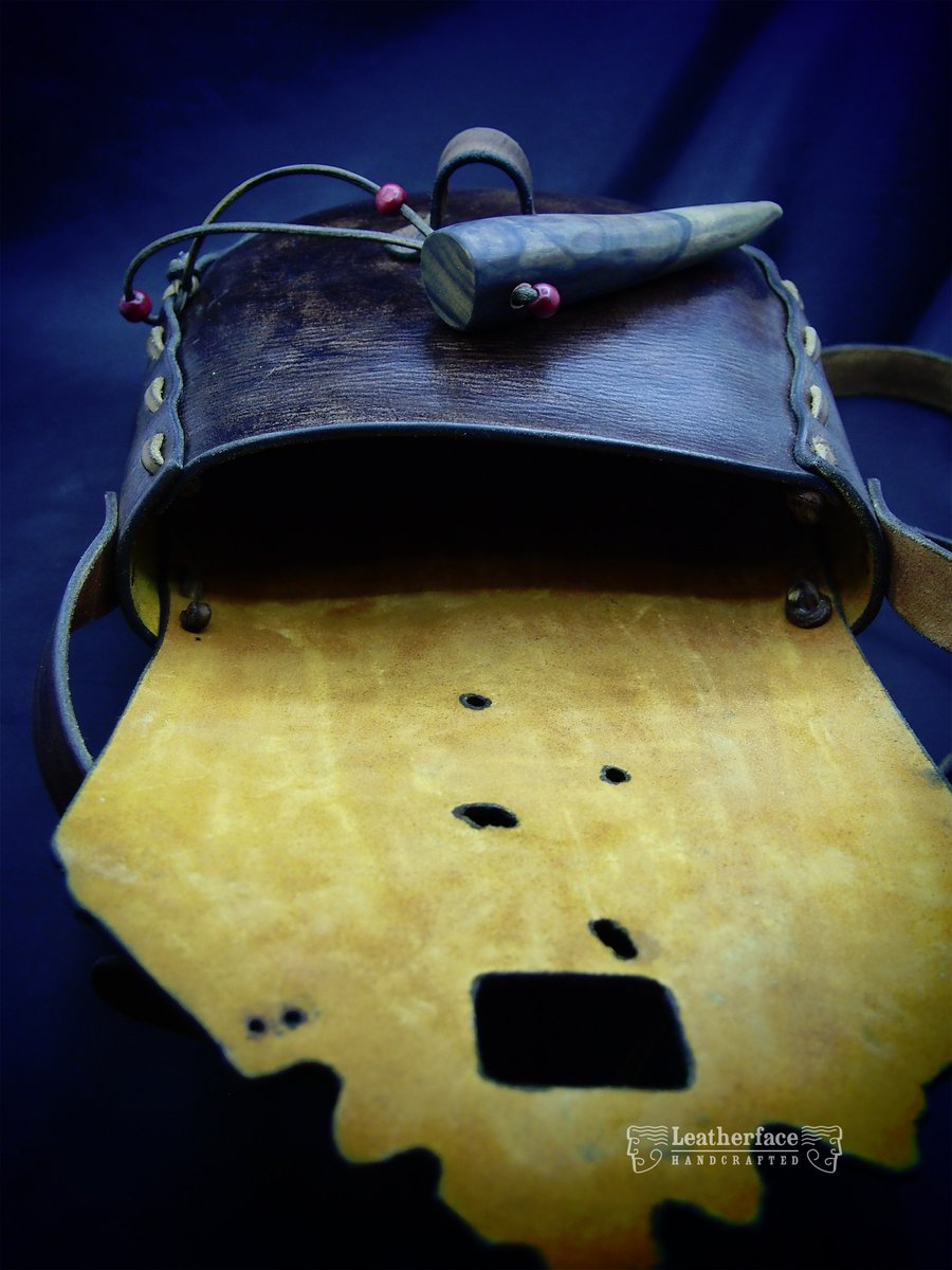 Leatherface_ru's tweet photo. Сумка с тиснением, из кожи растительного дубления. Толщина кожи - 3,5 мм. Размеры: 21х21х8 см. Регулируемый ремешок (Сделана на заказ) https://t.co/4c47OWOqNE
