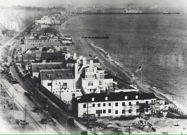 SantaMonicaPics's tweet photo. Housing on the coast of Santa Monica. Circa 1920. https://t.co/REuqE0At4t