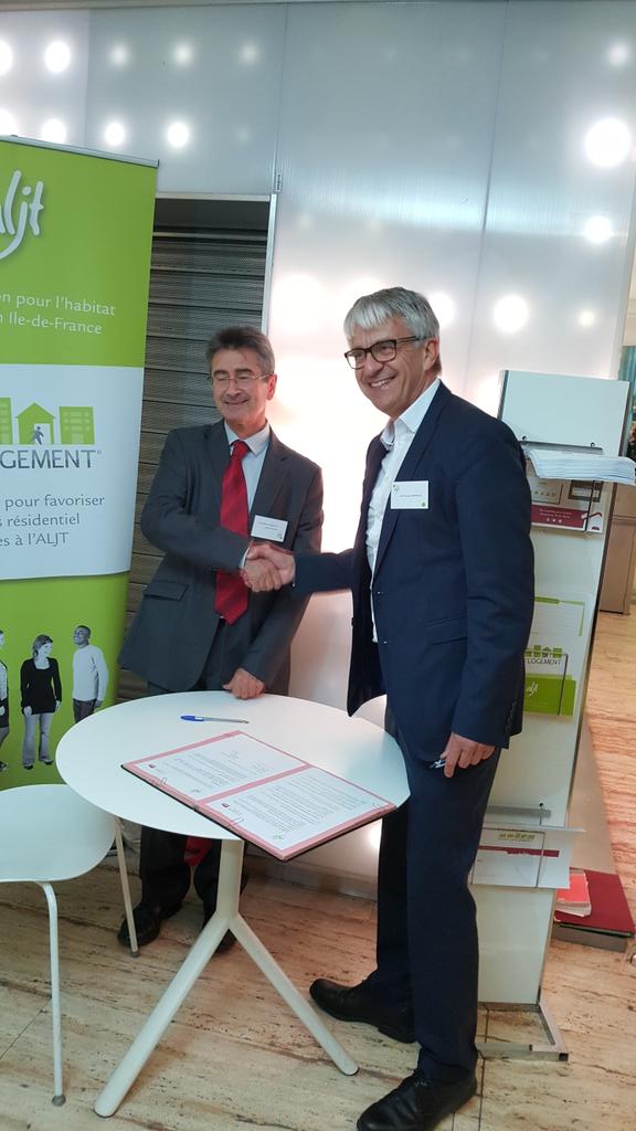 MurielBergeon's tweet photo. #60ansAljt, signature d'une convention avec ICF la Sablière pour faciliter l'accès au logement des jeunes sortants https://t.co/6qcrvMqSmk