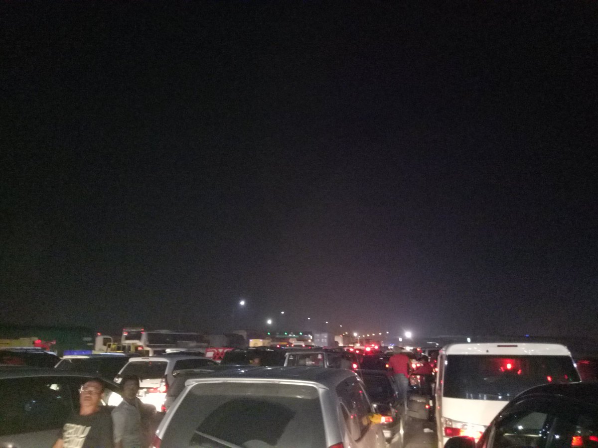 AdeSopyann's tweet photo. Dilaporkan dari pintu tol cikarang utama, 
Macetnya warbiyaza #tolcikarang https://t.co/QHYHRP9j7f