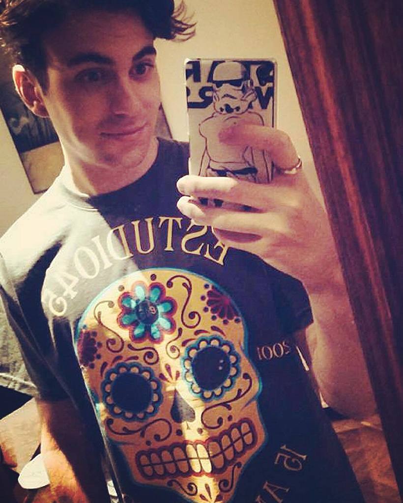 escuadra_com's tweet photo. @gorronactor gracias por llevar así de bien la #camiseta de nuestro 15 #aniversario 😏 #estudio45 #diseño #comunicac… https://t.co/sfVslad7Kj