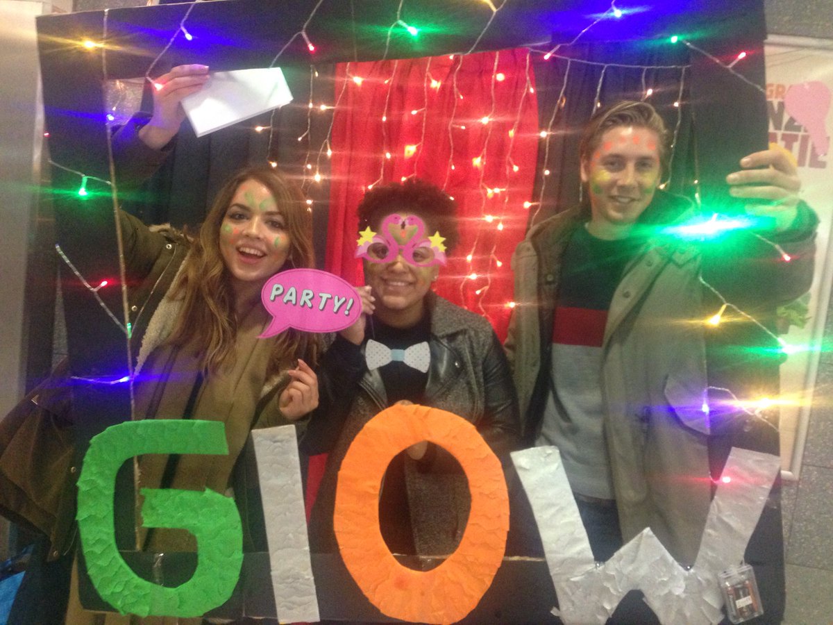 MaaikeVerk's tweet photo. Mediastunt TASTE OF GLOW 1e jaars studenten #FHC040 #mediastuntglow @Fontys #Eindhoven #gloweindhoven https://t.co/WbUQKQAnSM