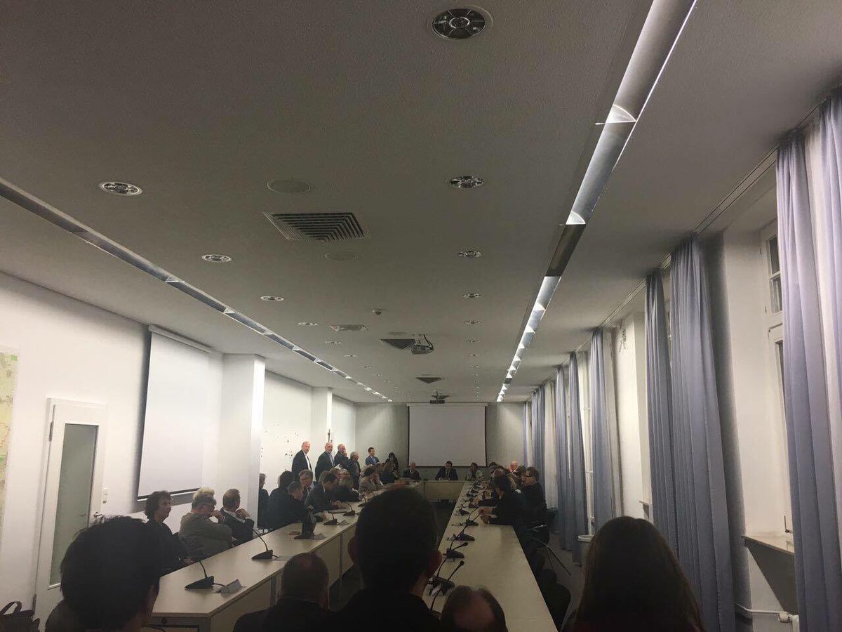 journalffm's tweet photo. Eklat im Römer: Markus Fuchs (AfD) soll @nico_wehnemann  Hitler-Gruß gezeigt haben. Fuchs behauptet, es sei ein Karnevalsgruss gewesen. https://t.co/qdQ4zCcHLP