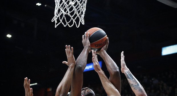 ilmessaggeroit's tweet photo. S'infiamma il Forum d'Assago: l'Olimpia #milano batte Tel Aviv 99-97 https://t.co/EPQ9lD9S3u https://t.co/ipjcMLc8jT