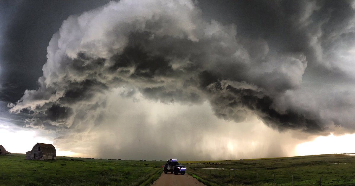 ForbesRicky's tweet photo. Missin' those summer storms. Moments before the storm wrapped up &amp; dropped a tornado this past July near Davidson, SK. #ThrowbackThursday https://t.co/EWfzt1SB1s
