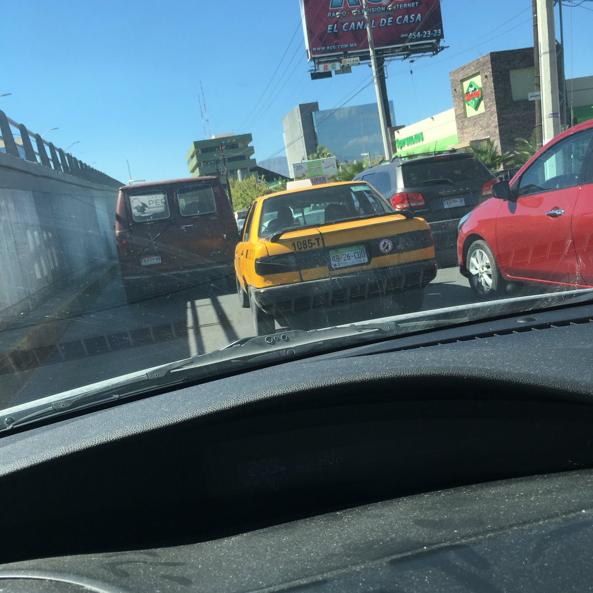 Tuiterosmx's tweet photo. Como cuando eres don chingon e inventas un 3er carril #saltillo @IMTSaltillo placas 48-26-CUD https://t.co/dFxA41oltb