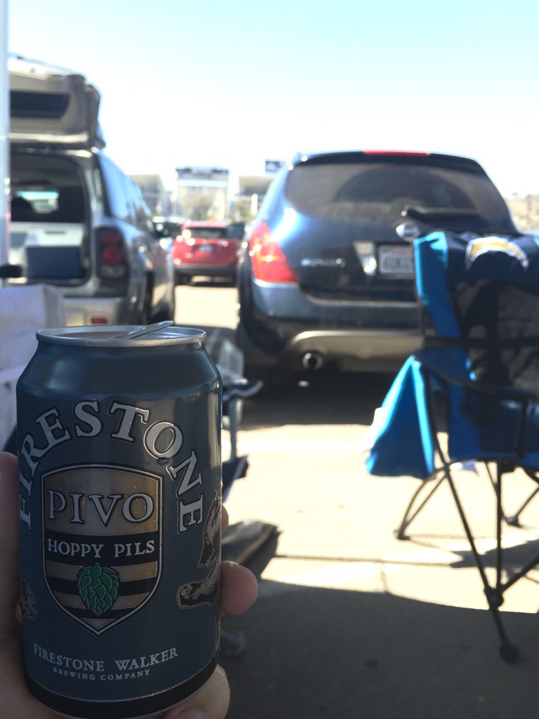 AMcWey's tweet photo. Thursday night football, lets go SD ⚡️⚡️🏉 #firestonepivo #TNF #sdchargers #Chargers https://t.co/r5oA7UsYCY