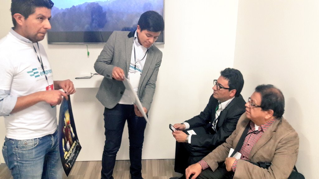 leito6125's tweet photo. A esta hora en Corferias @DAGAmedia y @diegoyaya_daga exponen su empresa a @avargass2012  @luommano @wdaza @margoth555 @afreyquintero https://t.co/CCTpShqN2W