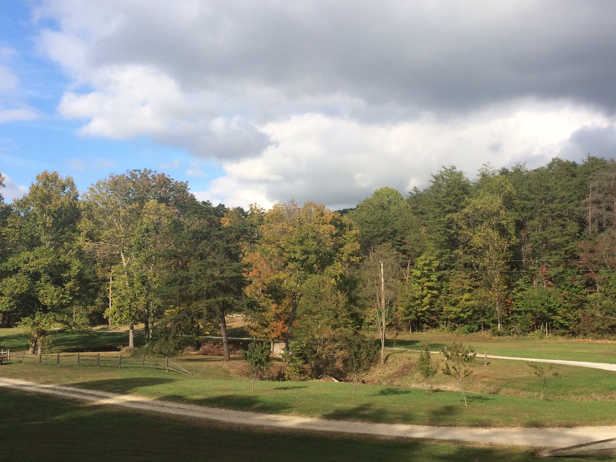 JohnsonDanielle's tweet photo. It's starting to look like fall around here! @Kentuckyweather https://t.co/AUIinHrrji