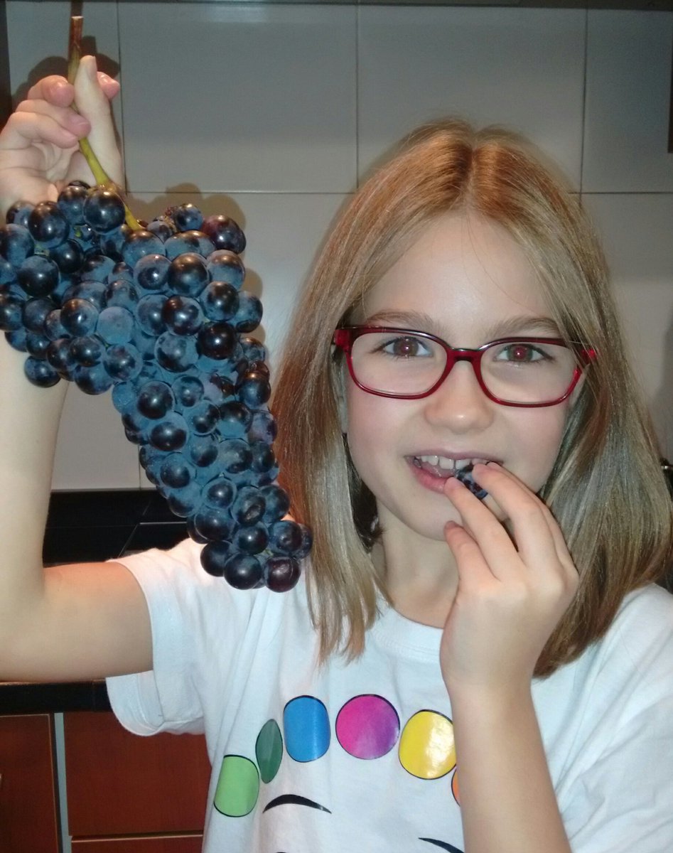 Aquí está mi foto. Qué buena está la uva de mi tierra! #frutirioja <a href="/BrunoMCJ3/">Bruno</a> <a href="/HugoMCJ3/">Hugo</a> <a href="/MasterChef_es/">MasterChef</a> <a href="/frutirioja/">frutirioja</a> 
Todos a comer fruta!!!