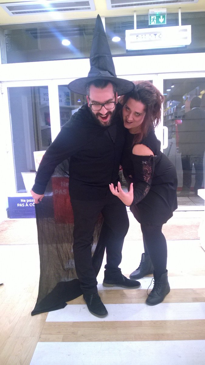 FranceLoisirs's tweet image. Le ton est donné à la #SoireeEnsorcelee de #Chartes et la potion préparée !😎⚡🕚