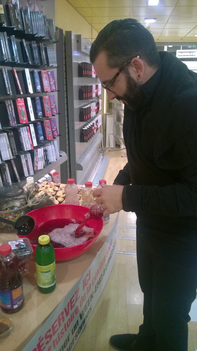 FranceLoisirs's tweet image. Le ton est donné à la #SoireeEnsorcelee de #Chartes et la potion préparée !😎⚡🕚