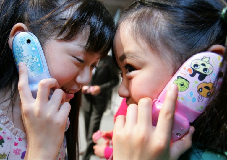 MomsWhoCareC4ST's tweet photo. Paediatricians warn #CellPhoneRadiation poses #cancer risk to children.
Read More: https://t.co/z8jFaniBJ7 https://t.co/67Vo7HZlgs