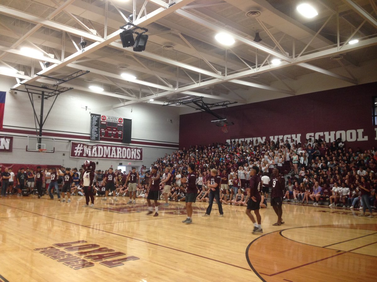austinstuco's tweet photo. Our mighty football players getting it on! https://t.co/e1ahlGz2QL