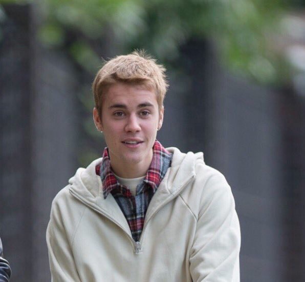 loverboyshit's tweet photo. 2011 justin is rising. i dare you to tell me he doesn't look fresh out of the Mistletoe music video in this photo https://t.co/oQR6jdTGlU