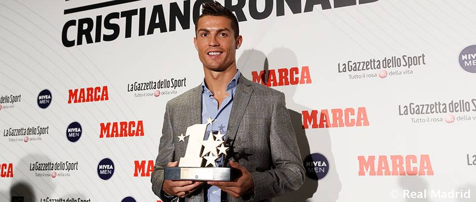 realmadrid's tweet photo. 🔝🏆💫 #RMUCL
¡@Cristiano recibió el premio Champions nº1 de Marca!

👉 https://t.co/g01vcvT4vY

#HalaMadrid https://t.co/4309dtbIww