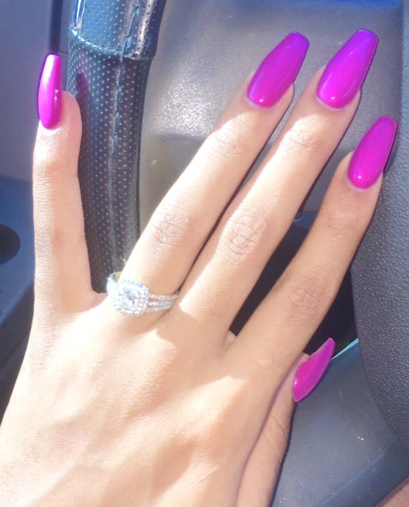 kweencameron's tweet photo. I started getting my nails done at 14. I've never missed a time after. High maintenance at its finest #modelhands 😍💅🏾👌🏾 https://t.co/jeoJzHlXDH