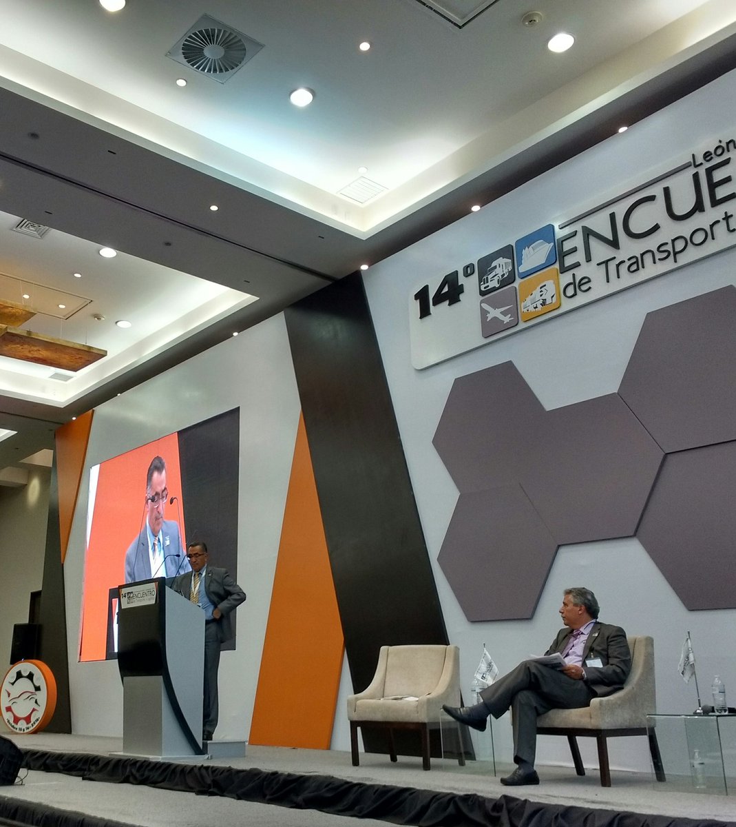 GrupoT21's tweet photo. #14Encuentro Inicia la Mesa 3: "Logística y transporte para mercados globales y nacionales" @RevistaT21 https://t.co/qbxW0zQbuh