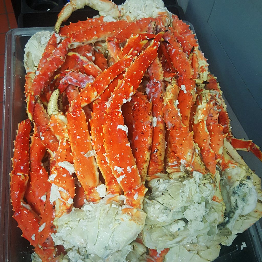 Breaking News: #Fresh Jumbo #AlaskanKing Crab has ARRIVED! Savor the freshness of the world's deadliest catch the Arctic sea has to offer.