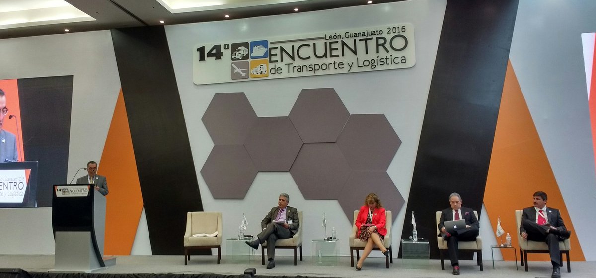GrupoT21's tweet photo. #14Encuentro Inicia la Mesa 3: "Logística y transporte para mercados globales y nacionales" @RevistaT21 https://t.co/qbxW0zQbuh