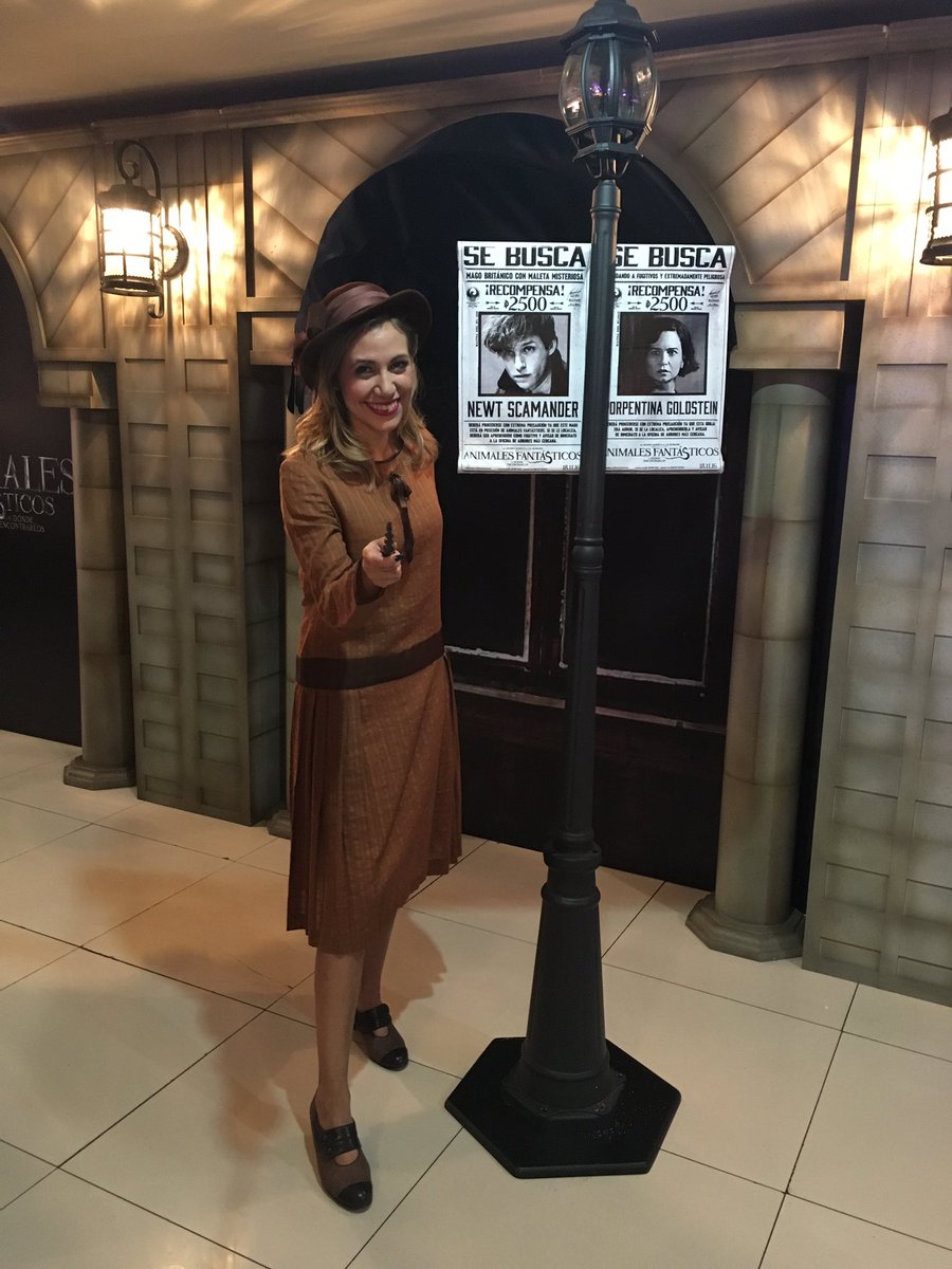 gaby_cam's tweet photo. Los sueños se cumplen. Como fan de Potter desde siempre conducir el Fan Event de #AnimalesFantasticos fue un honor. https://t.co/pbYShu85QT