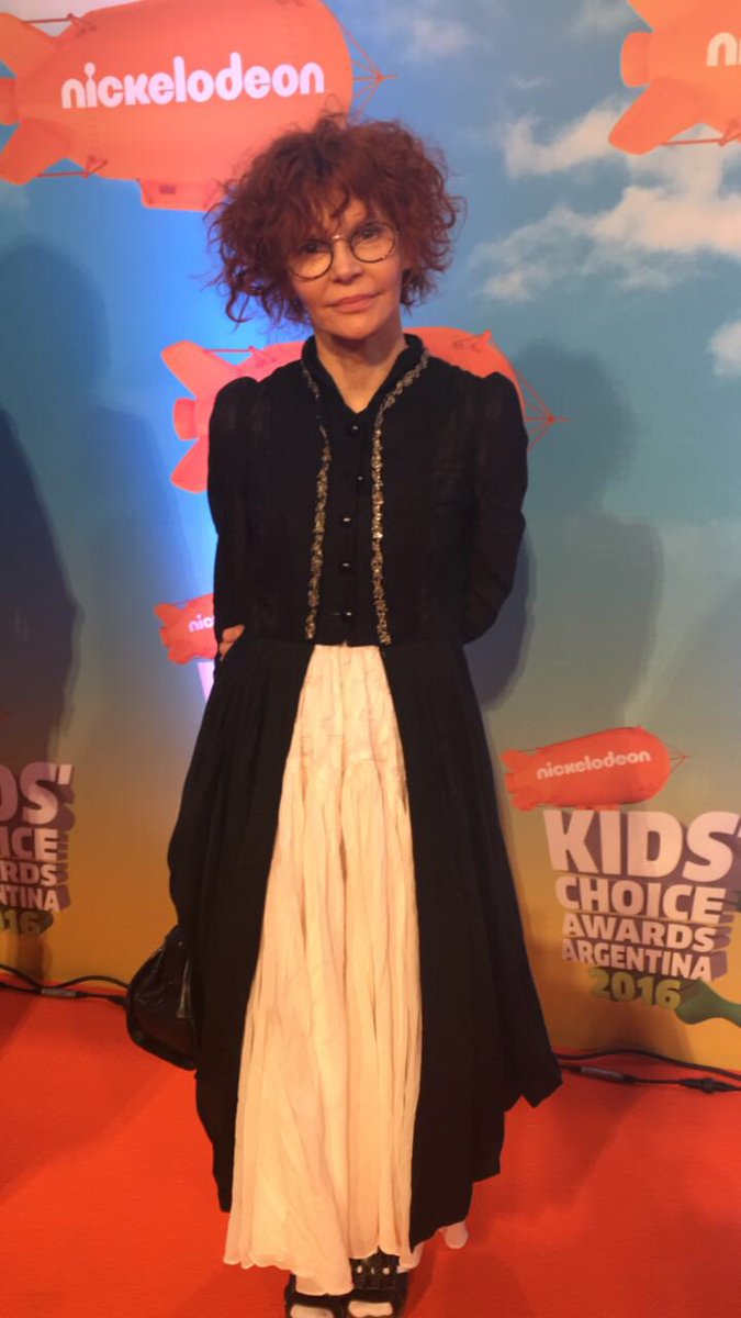 Un proyecto como #HeidiBienvenidaACasa requiere el mejor equipo, ¡por eso <a href="/MariaPryorOk/">Maria Pryor</a> diseñó el vestuario! 😎 #KCAArgentina2016