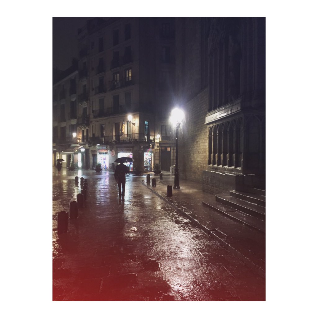 ZiryabBcn's tweet photo. Qué bonito es el Born bajo la lluvia.🍂🌧 https://t.co/QZKdkTarlm