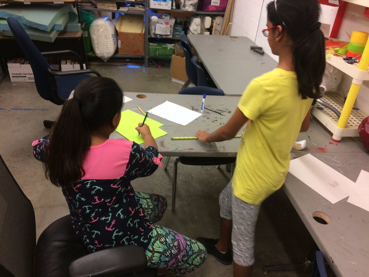 MkrspaceSTEM's tweet image. Creating cardboard prototypes to solve real world problems 🌎 #thisiswhycvms #solutioneers