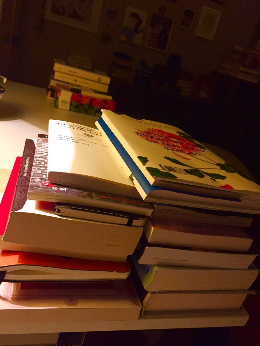destinograzia's tweet photo. Da condividere questa specie di ossessione: la pila di libri da comodino-tavolo-scrivania #condividendo #gerundiDiversi https://t.co/5UBjJq0cx0