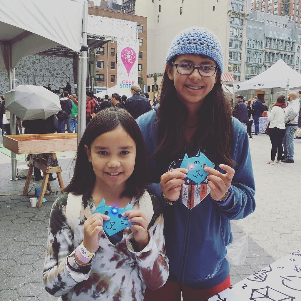 Check out the light up origami! #blinkblink #girlsintech #googlegeekstreetfair #geekstreet