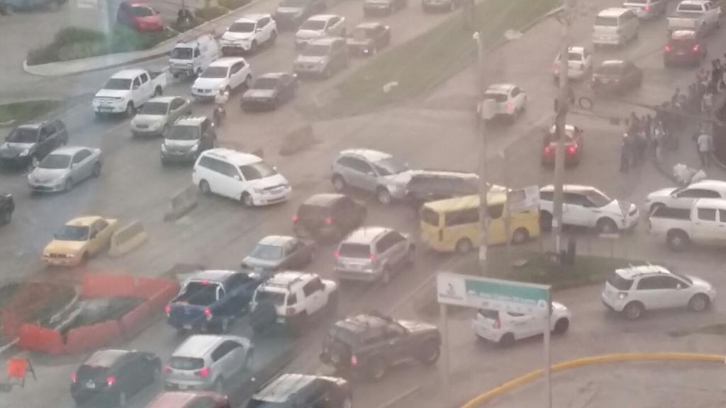 aaac_13's tweet photo. Conductores realizando infracciones por doquier en la entrada de condado del rey t. Muerto @ATTTPanama @tvntrafico @TraficoCPanama https://t.co/at2J5ywqxS