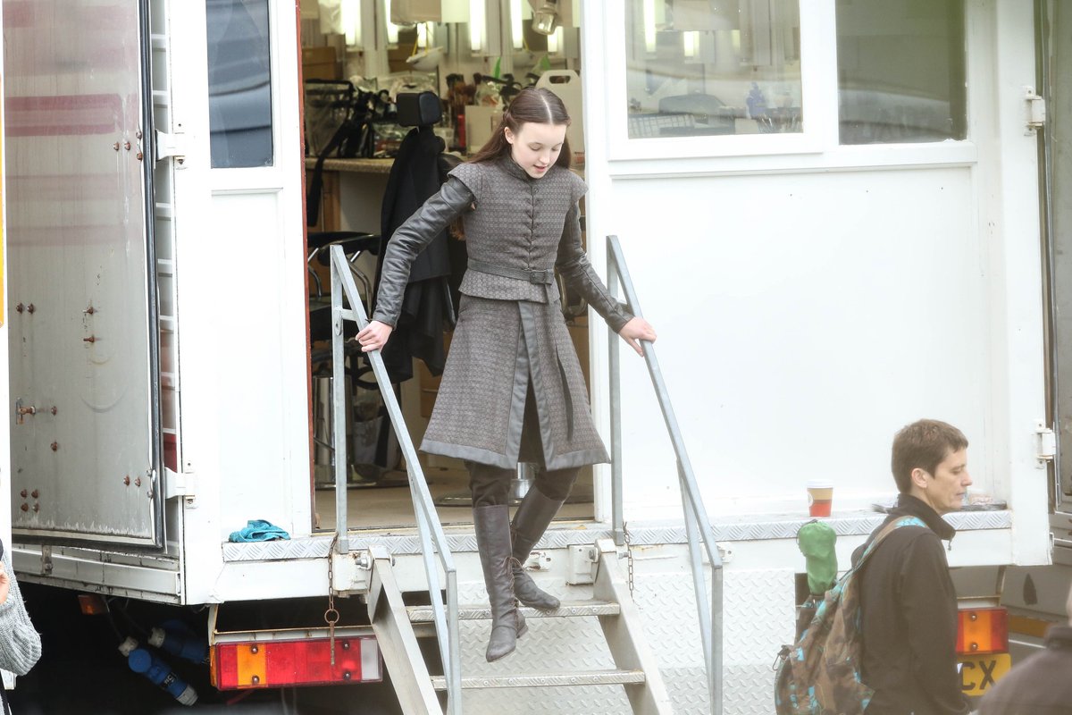 Masclarowater's tweet image. Lyanna Mormont no baja una escalera, la escalera es la que baja a Lyanna Mormont.