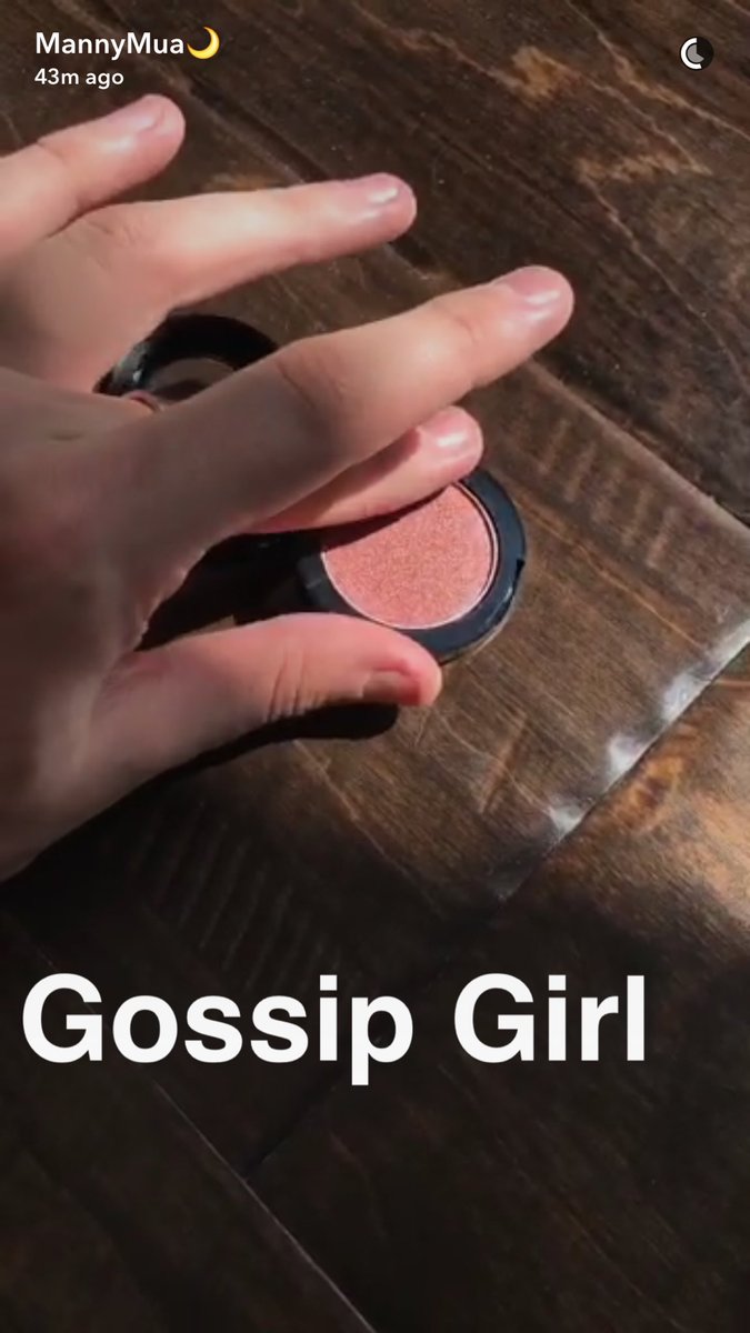 littlelavishh's tweet photo. There's something about @MorpheBrushes #PressedPigments in the shade #GossipGirl that has me gasping for air. @MannyMua733 https://t.co/Z0yEIHFgBA