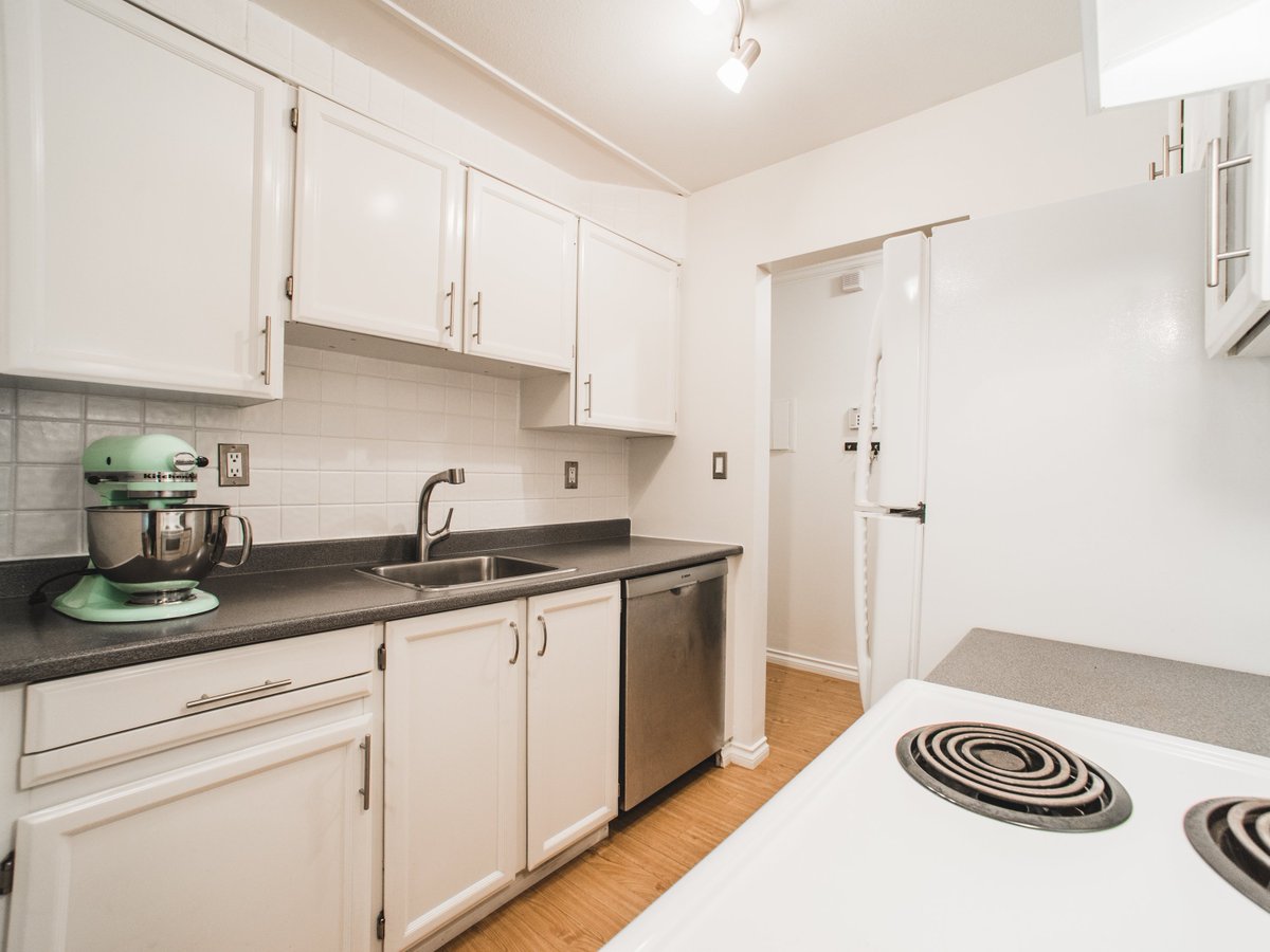 RealtorLindsie's tweet photo. New listing! A pet friendly 2 bedroom condo near Commercial Drive with a fully fenced patio. Sneak peek tonight! https://t.co/H2gw1gdUOT https://t.co/4ipW1cwdHk