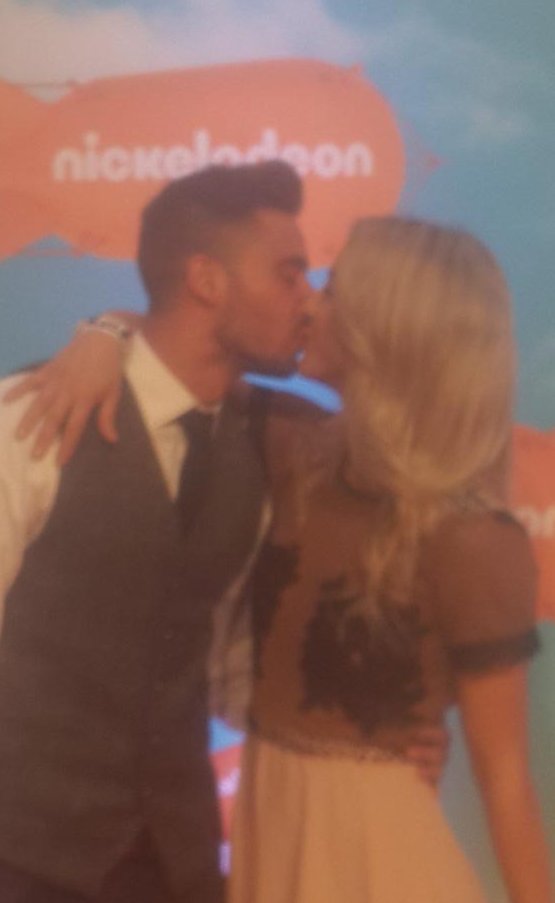 envivo_com's tweet photo. Felices Y Enamorados.Una de las perejas con mas fanáticos @flor_vigna &amp; @NicolasOcchiato en los #KCAArgentina2016 https://t.co/BHyTju8S27