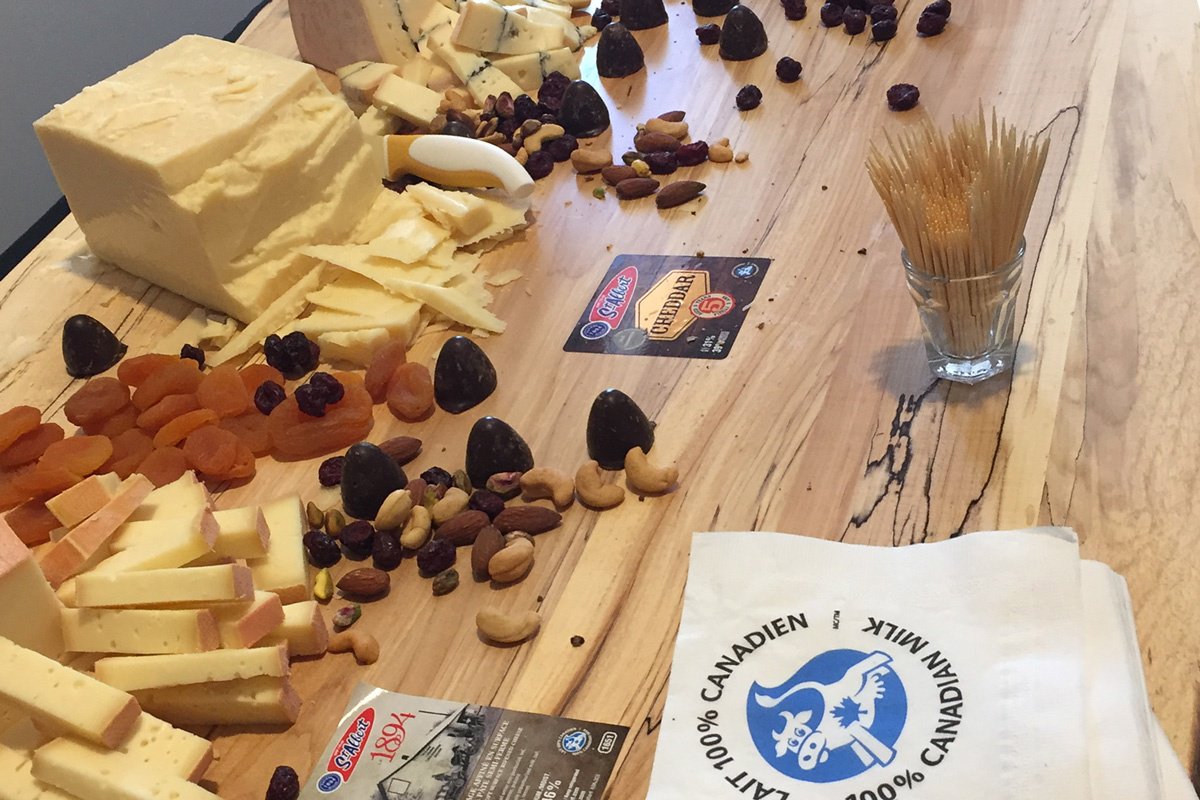 Wonder what fresh #CheeseCurds sound like? <a href="/FromageStAlbert/">Fromagerie St-Albert</a> puts the squeak in curds worthy of Miss Muffet's tuffet. hubs.ly/H04L35R0