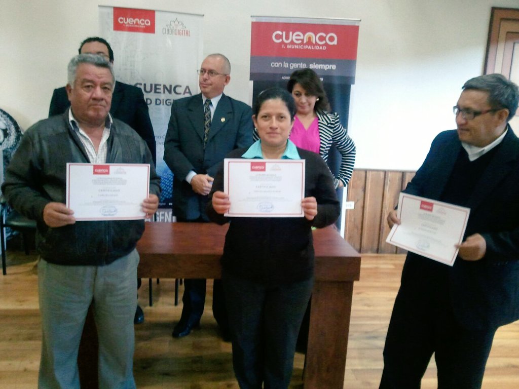 CuencaDigital15's tweet photo. Entrega de certificados a participantes de talleres de #AlfabetizaciónDigital #Cuenca2016 https://t.co/C7s0NFvvfr