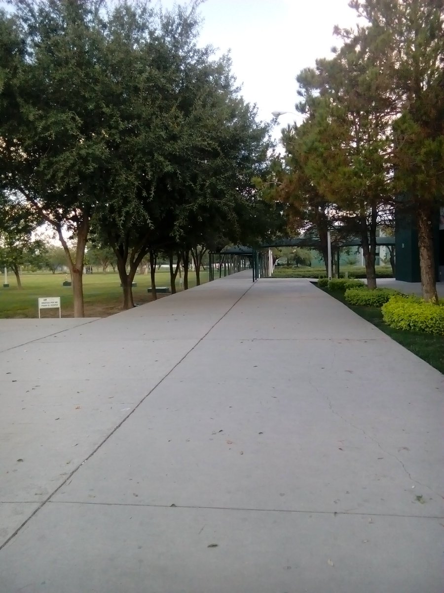 LuisDt1007's tweet photo. Parece escuela de Canadá, pero esto es la #UTE https://t.co/e8BIedmhW2