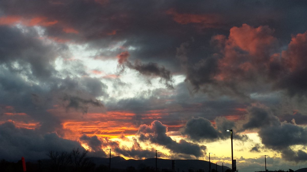 vtmedic511's tweet photo. Early evening sky in #Rutland #VT.  @JimCantore  #802VT https://t.co/k389cAKk1Q