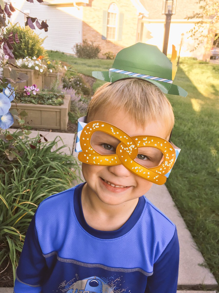 karjeaner's tweet photo. Nothing beats pretzel glasses #OneAmerica #OABestDay #Pretzelglasses https://t.co/lbCafeylFT